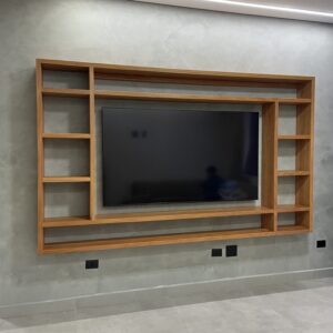 Painel de TV com Prateleiras em Peroba Rosa