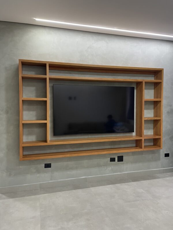 Painel de TV com Prateleiras em Peroba Rosa