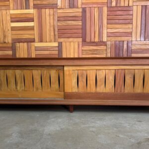 Rack Rústico com Portas Ripadas Deslizantes