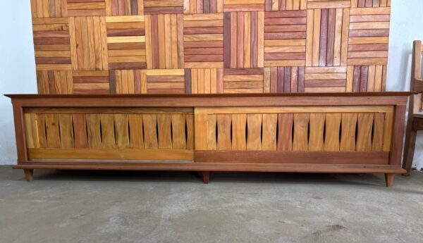 Rack Rústico com Portas Ripadas Deslizantes